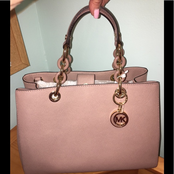 ⭐️HOST PICK⭐️ NWT 💯% Authentic Michael Kors medium Cynthia satchel - Picture 1 of 15